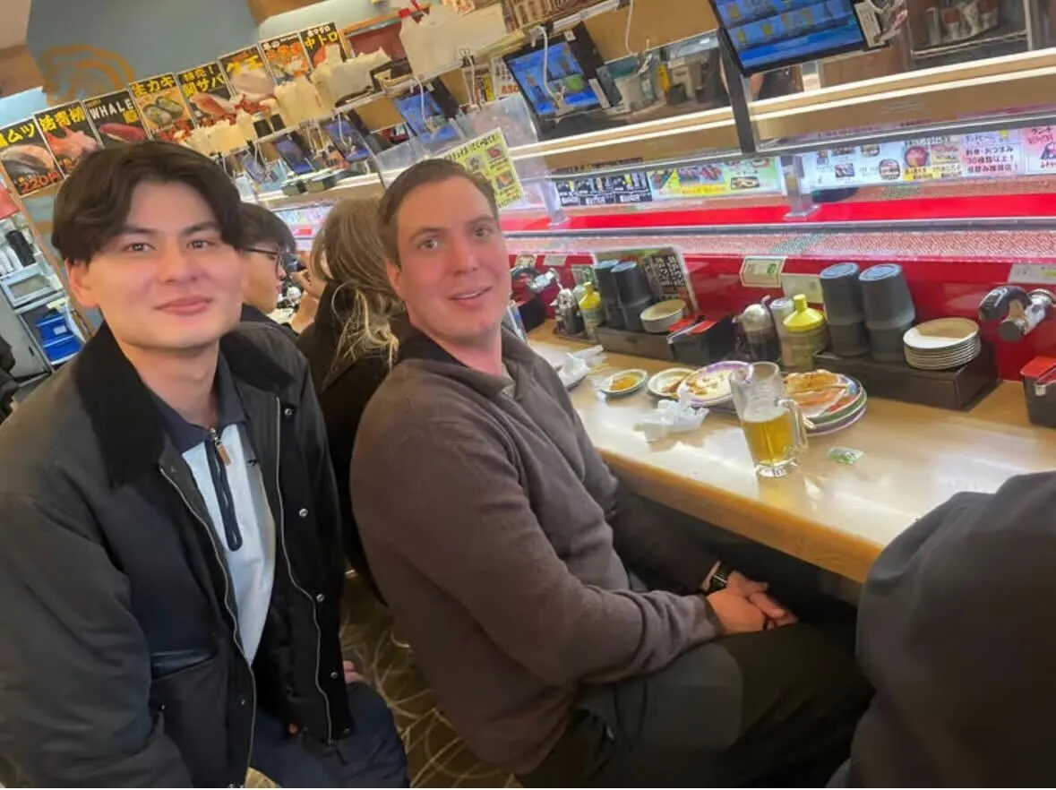 東京の飲食店で食事を楽しむガイドとゲスト