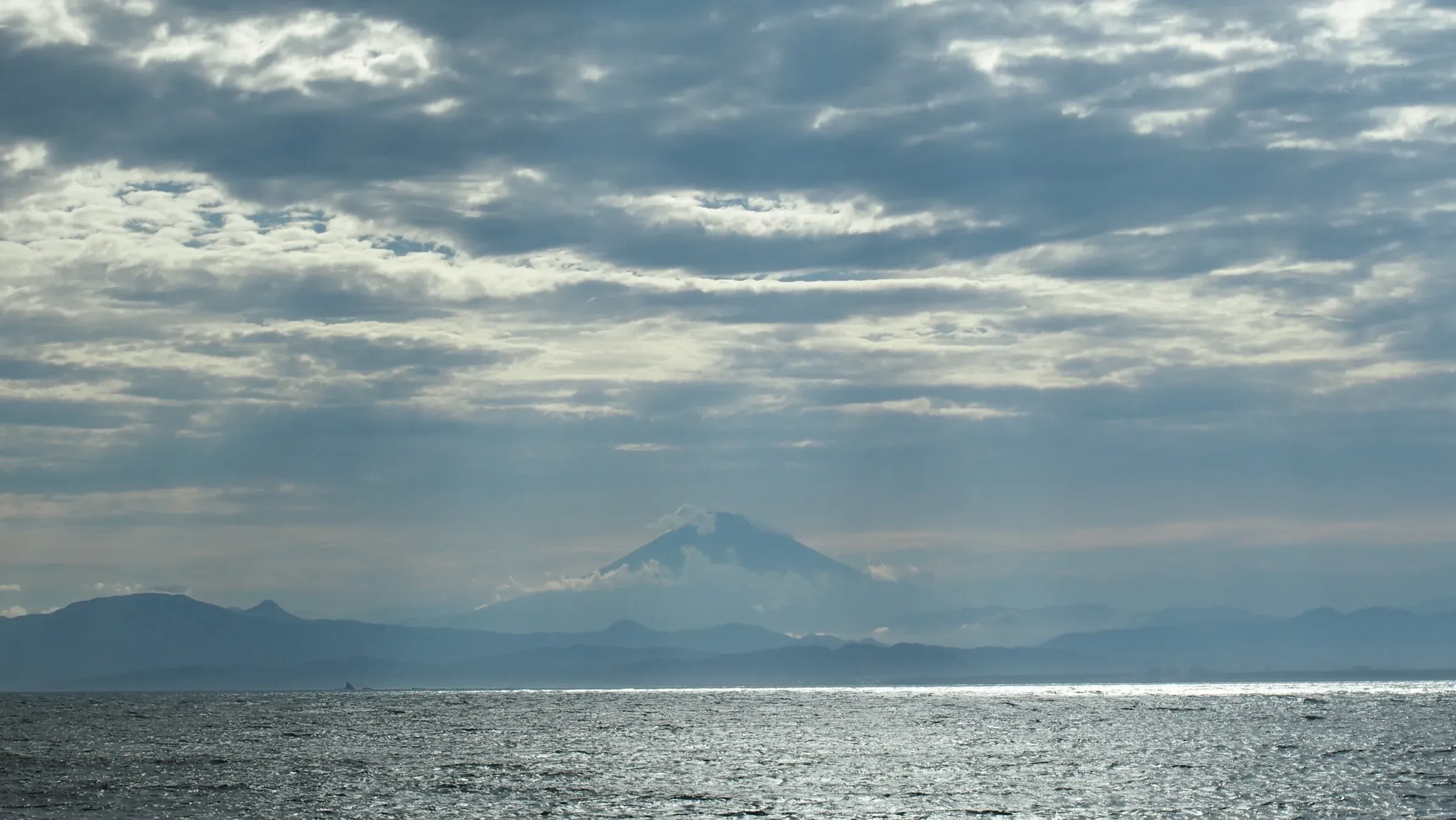海の向こうに見える富士山