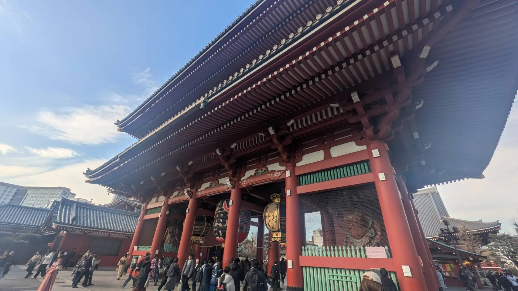 東京・浅草寺の宝蔵門を訪れる人々
